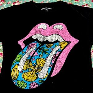 The Rolling Stones! Band T-shirt. Short sleeve black shirt with print on front.!
